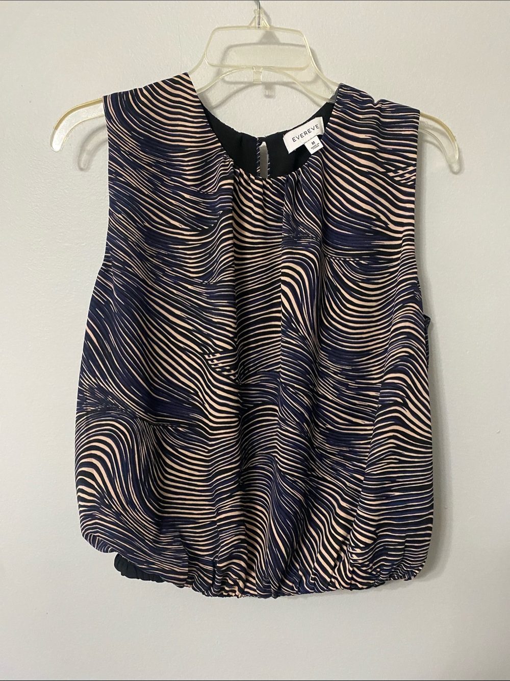 Evereve Navy and Cream Sleeveless Wave-Print Camisole